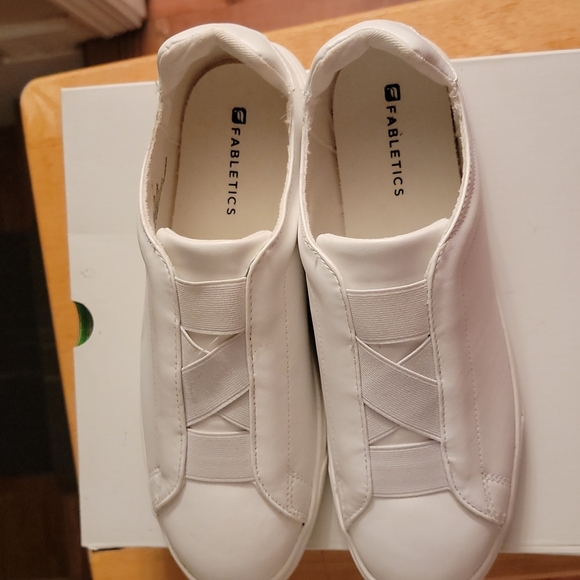 Fabletics Laurel Court Sneaker NEW! 9 - Picture 2 of 5